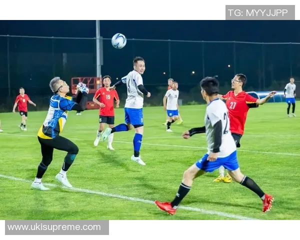 扛糖葫芦的足球明星如何在绿茵场上展现独特魅力与风采