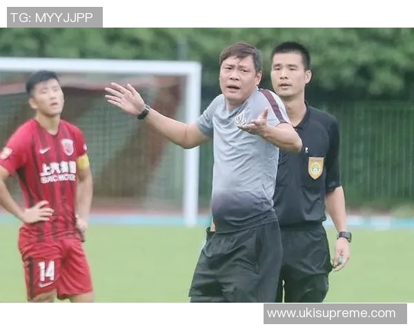 足球明星为何普遍出现驼背现象背后的原因与影响分析 足球明星为何普遍出现驼背现象背后的原因与影响分析